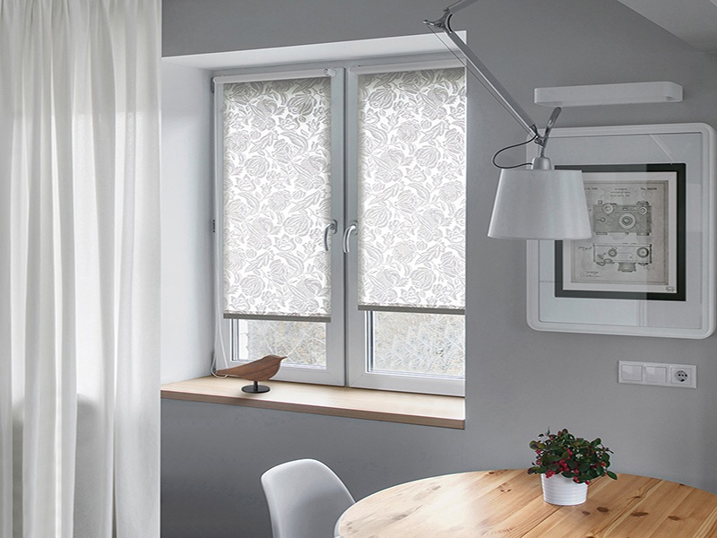 Монтаж рулонной шторы на створку окна - изображение 1 - заказать онлайн в салоне штор Benone в Голицыно